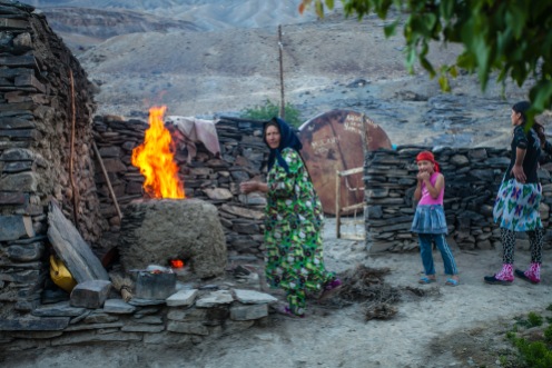 Our arrival in Savnob village in the Bartang Valley is occasion to light up the traditional communal oven, called tandoor, to bake fresh bread for guests and local villagers alike.