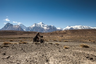 We left the border town of Karakul to cycle straight into the Pamir Plateau on a dirt trail that would lead us to the upper part of the Bartang Valley.